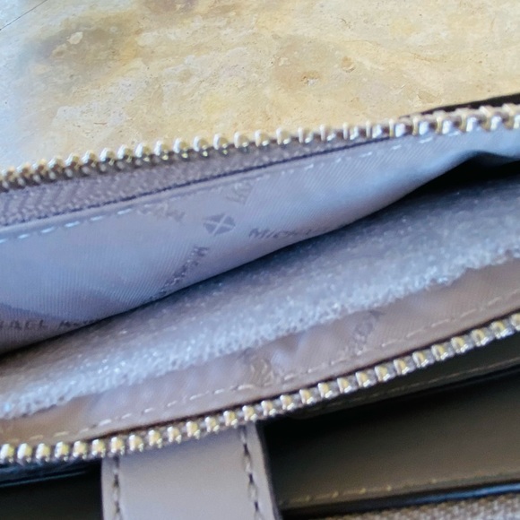 Michael Kors double zip wallet signature - Picture 9 of 9